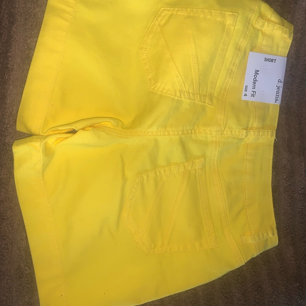Brand new shorts.size 4.yellow